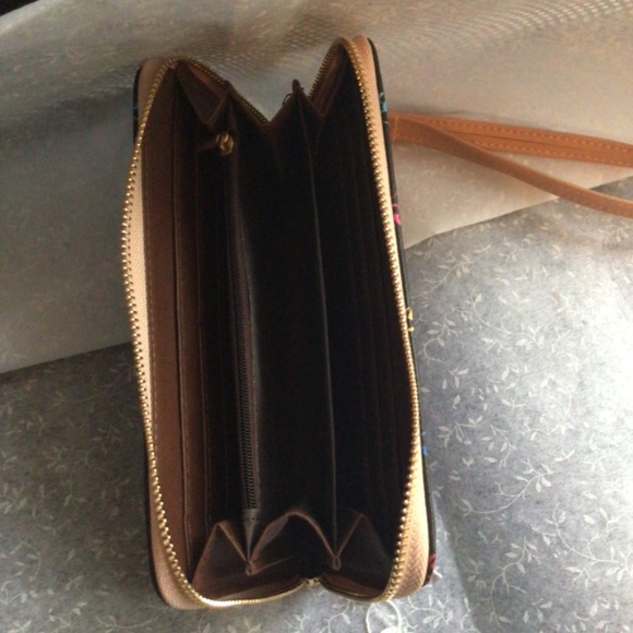 Wallet/wristlet - Picture 2 of 2